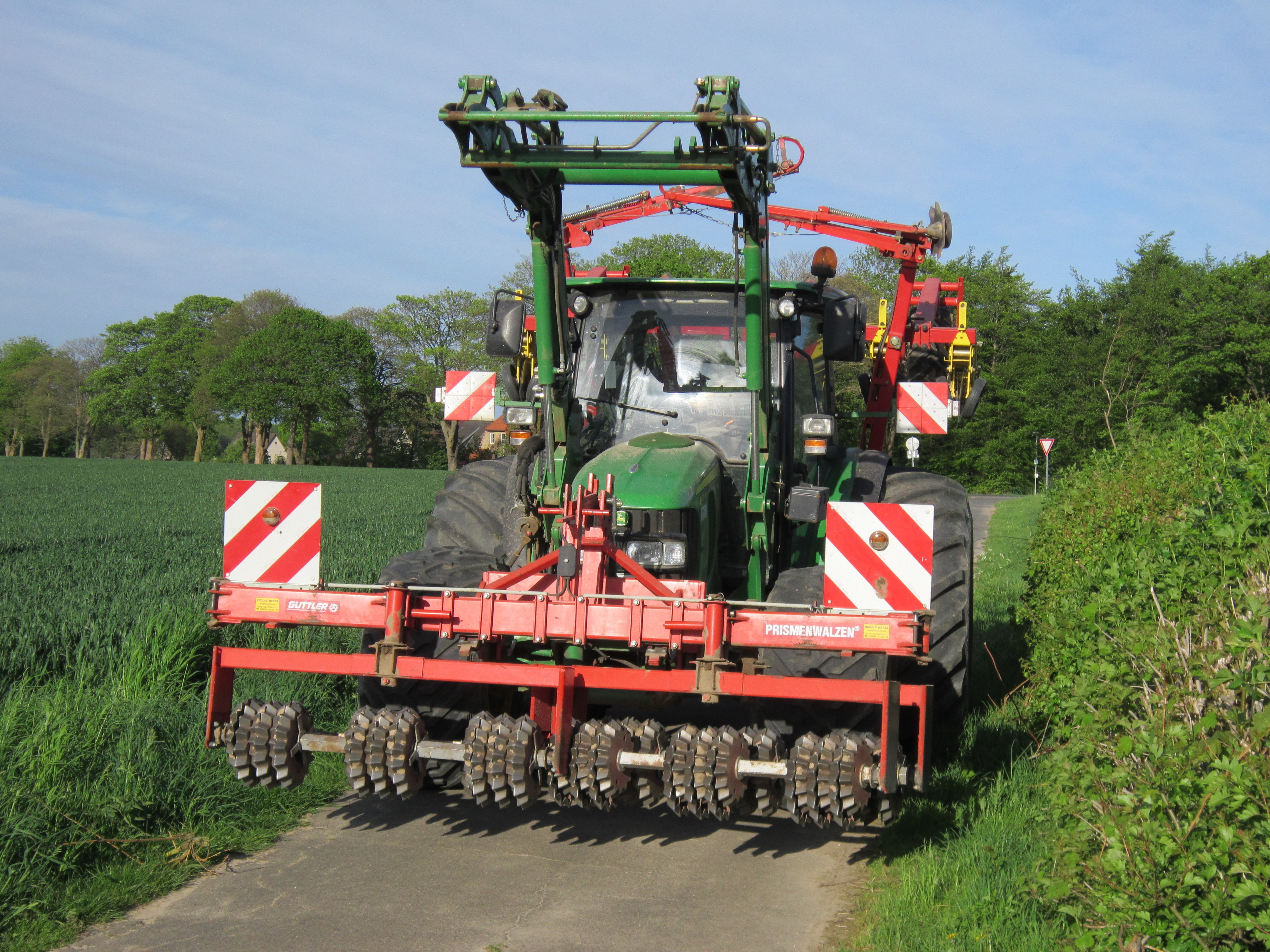 Dem Landwirt bleibt bei so einem schmalen Weg gar keine andere Möglichkeit, als auch die unbefestigten Seitenränder zu nutzen