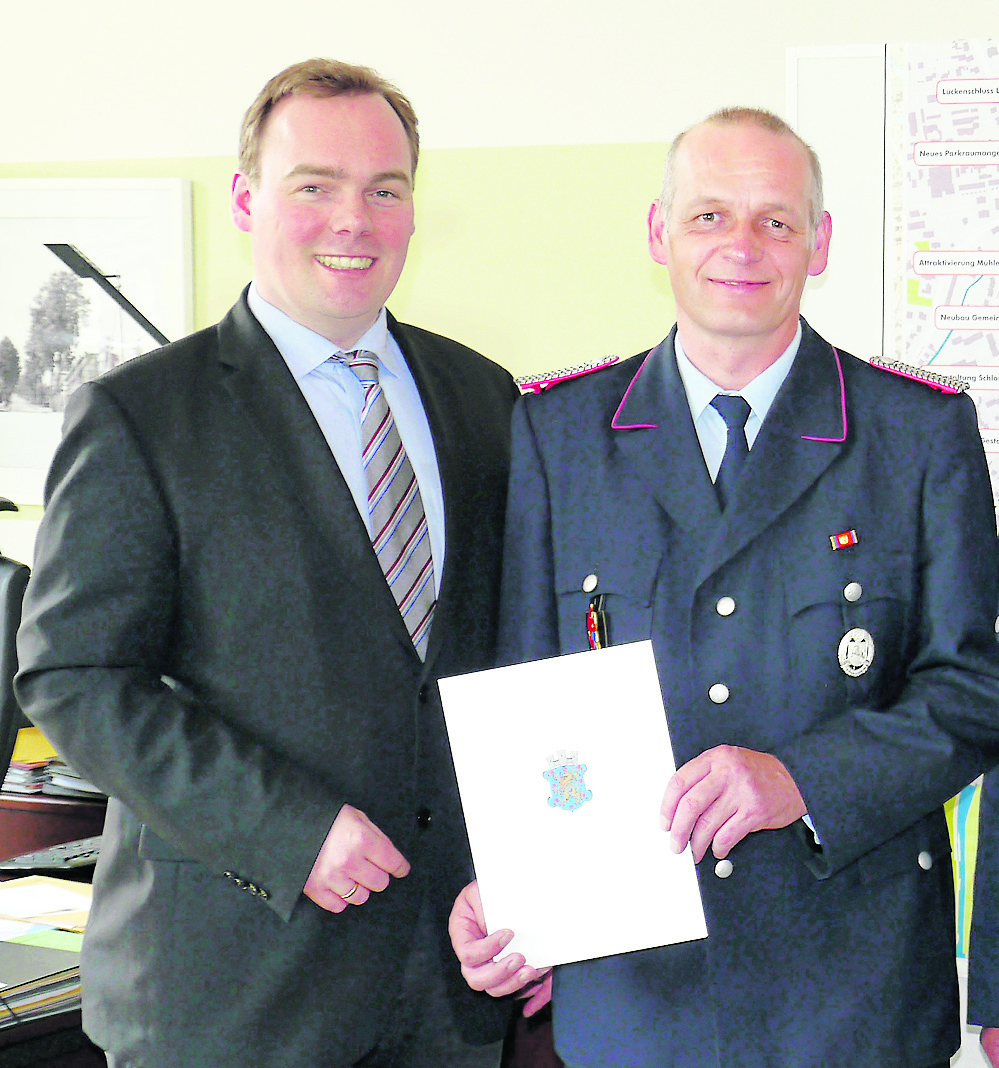 André Wiese (li.) überreichte Frank Soetebier die Ernennungsurkunde