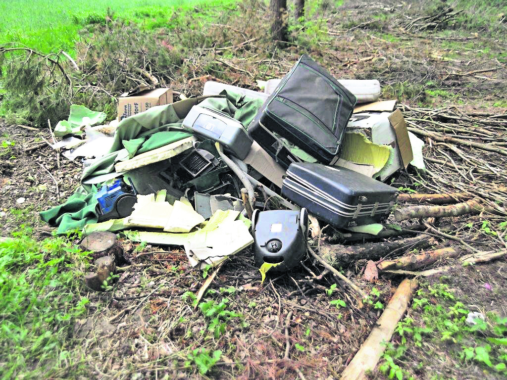 Kein schöner Anblick: Unbekannte haben ihren Müll einfach in den Wald gekippt