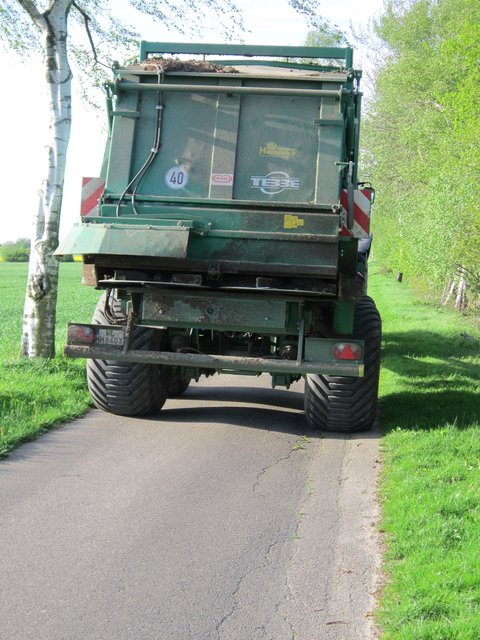 Breite Achsen, schmaler Weg: Selbst ein Fahrrad als Gegenverkehr ist für diesen Koloss problematisch | Foto: krones