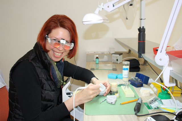 Susanne Janz modeliert den Zahnersatz auf einem Zirkongerüst
