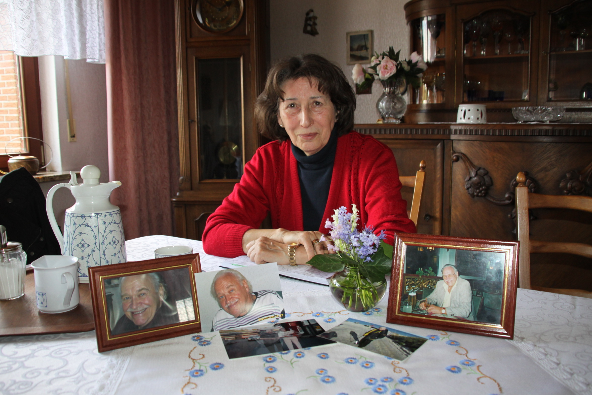 Gudrun Gramm mit Erinnerungsfotos ihres verstorbenen Freundes Hans-Alfred Lenz