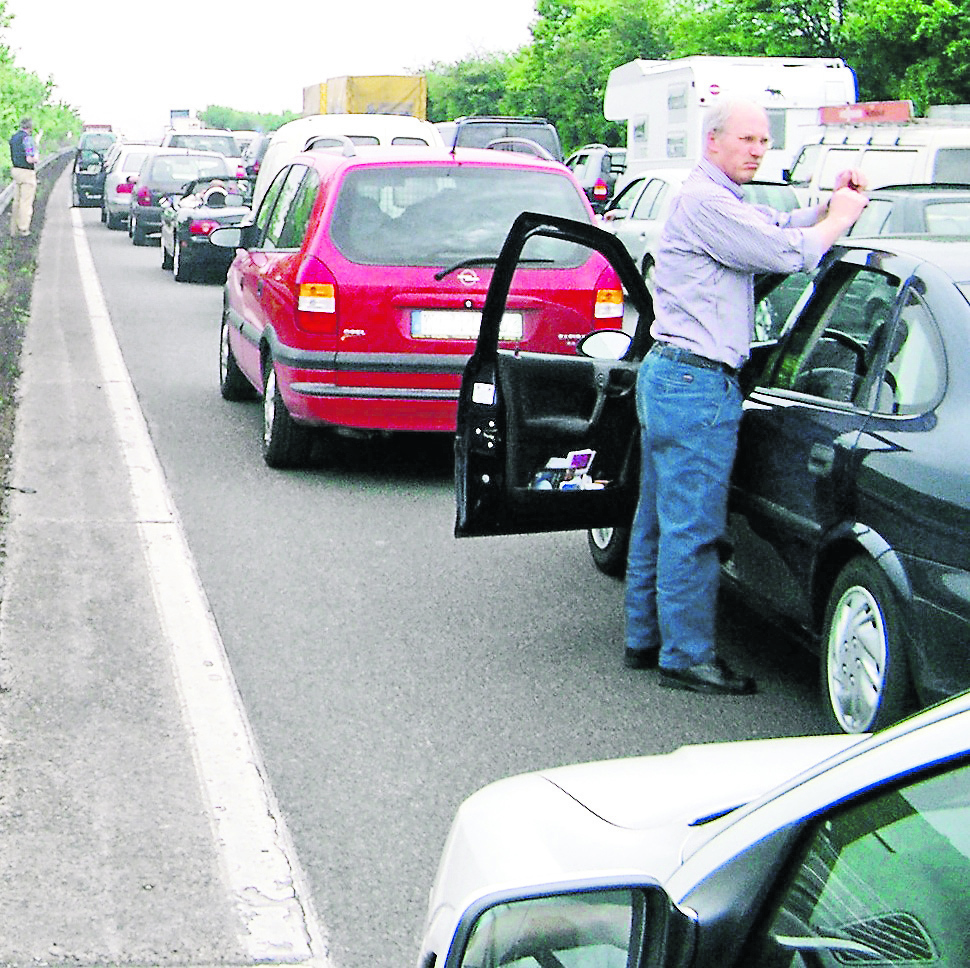 Wer im Stau steht, sollte das Auto nicht verlassen