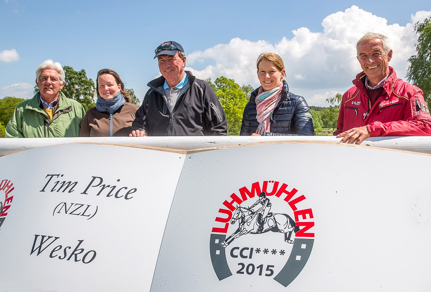 Machen gemeinsam den Geländekurs in Luhmühlen sicherer (v.l.): Ex-Bundestrainer Martin Plewa, TGL-Geschäftsführerin Julia Otto, Course-Designer Captain Mark Phillips, Doppelweltmeisterin Sandra Auffarth und Bundestrainer Hans Melzer