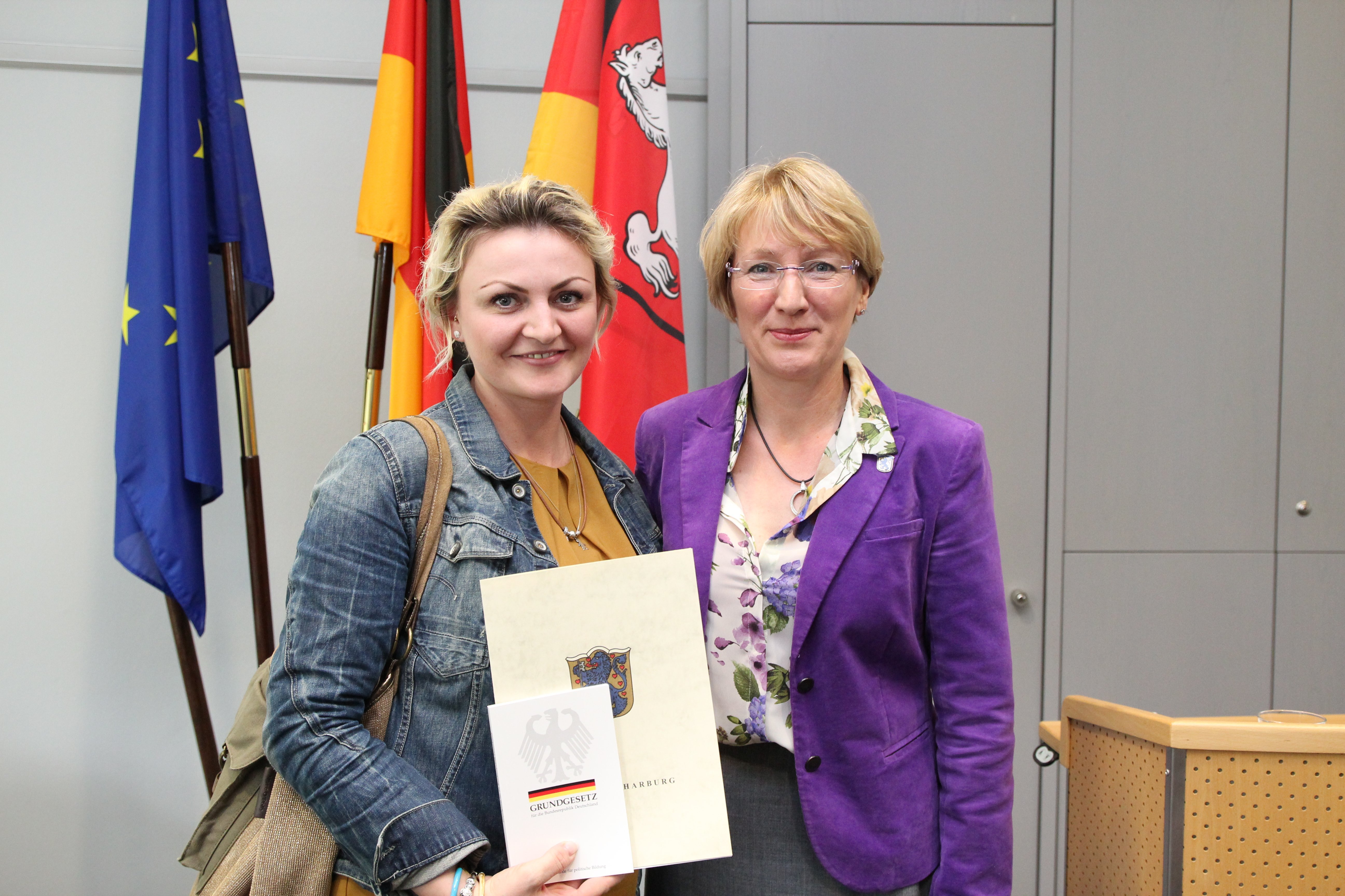 Begrüßung: die aus Polen stammende Monika Lippold mit Vize-Landrätin Anette Randt