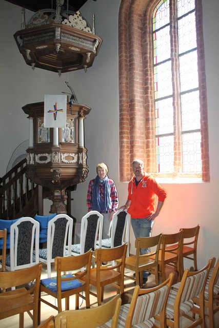 Stefan Meier und Kristina Burdorf vor der versetzten Kanzel. Auch die Kirchenfenster wurden restauriert