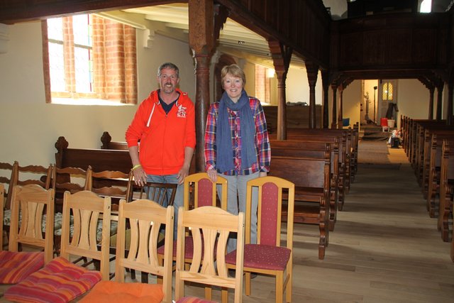 Die Kirchenvorstandsmitglieder Stefan Meier und Kristina Burdorf im Hauptschiff des Gotteshauses