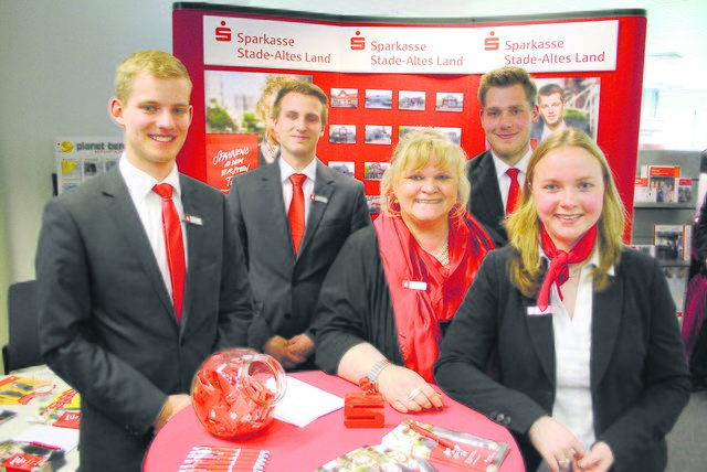 Mona Wilhelmi (Mi.), Ausbildungsleiterin bei der Sparkasse Stade-Altes Land, und ihr Team freuten sich über das rege Interesse an der Messe