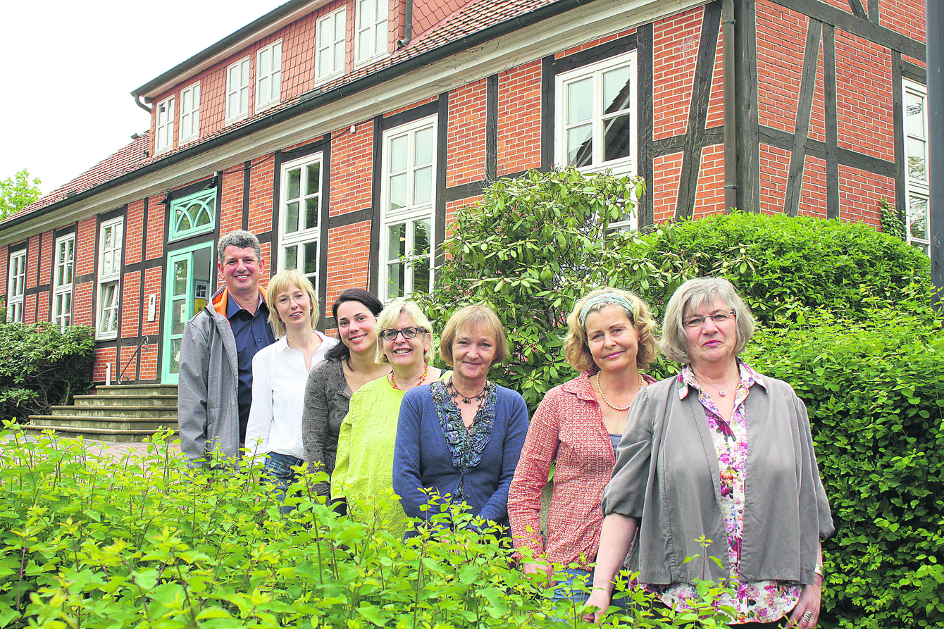 Samtgemeinde-Bürgermeister Matthias Herwede mit dem Organisations-Team für die Jubiläums-Feier im Burgmannshof (im Hintergrund): Jasmin Iser, Louisa Hielscher, Dorle Buck, Annette Kokott, Silke Joneleit und Gisela Punke (v.li.)