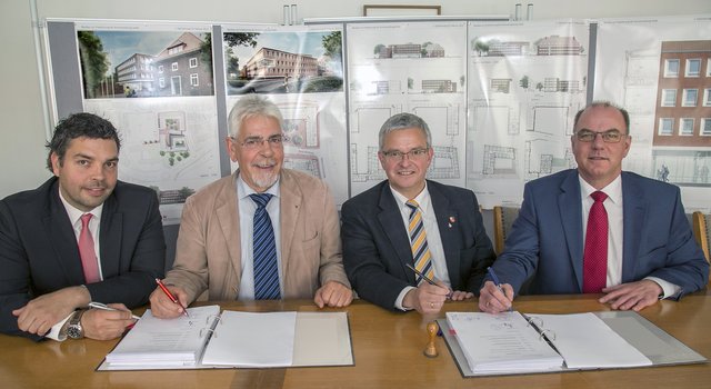 Bei der Vertragsunterzeichnung im Stader Kreishaus (v.li.): Friedrich Witt, Peter Witt ("J.Lindemann"), Landrat Michael Roesberg und Klaus Detje ("Matthäi-Schlüsselfertigbau") | Foto: Landkreis Stade