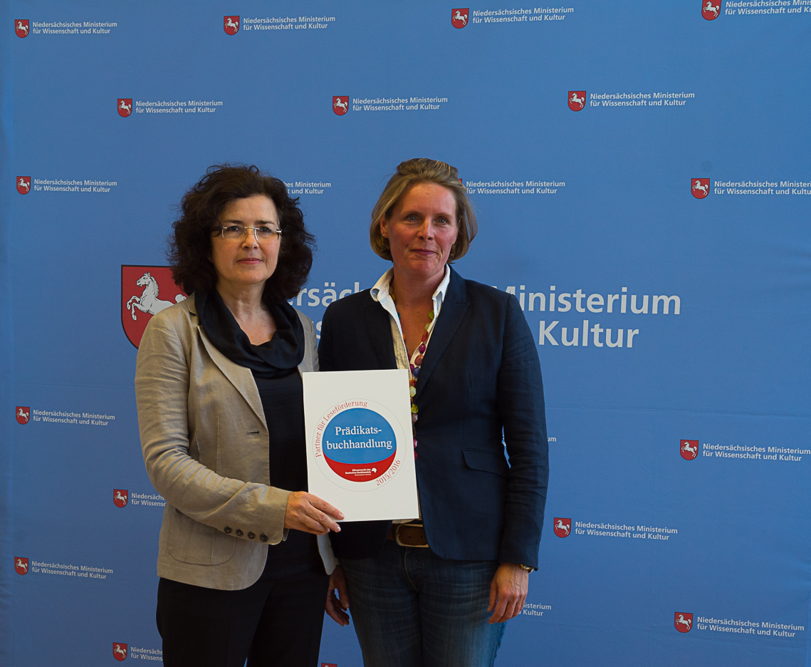 Bei der Urkundenverleihung: Kulturministerin Gabriele Heinen-Kljajic (li.) und Buchhandlungsmitarbeiterin Nicole Dahle