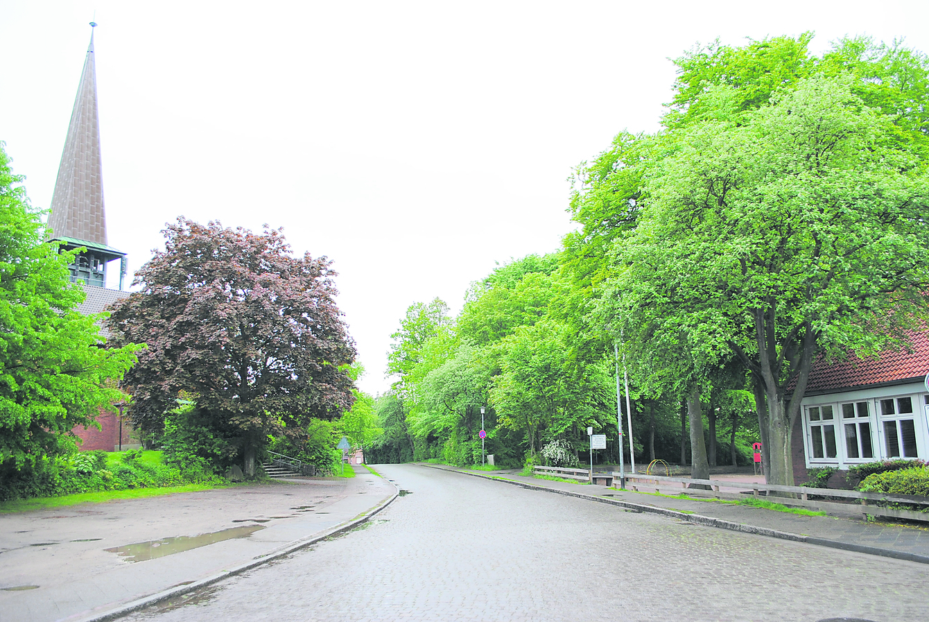 Der Bau der neuen Kita soll auf der Straße zwischen Kirche und Schule entstehen. Die Straße würde dann zur Sackgasse werden