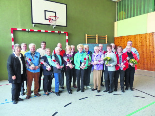 Gratulation zu den Auszeichnungen: Vereinsvorsitzende Sigrid Harms (li.) mit den Geehrten auf der Jahreshauptversammlung | Foto: MTV Hoopte