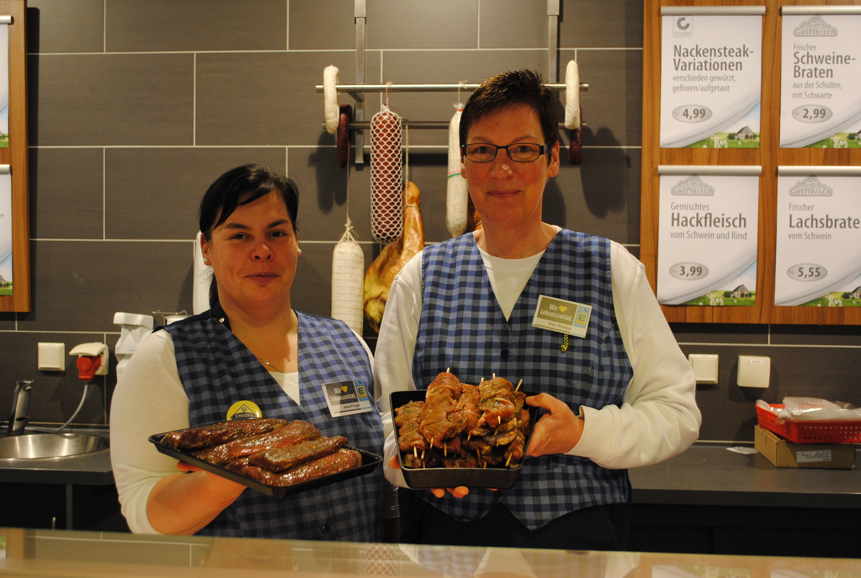 Fachverkäuferinnen Jana Pingel und Rita Thielker mit leckerem Grillfleisch vom Frischetresen