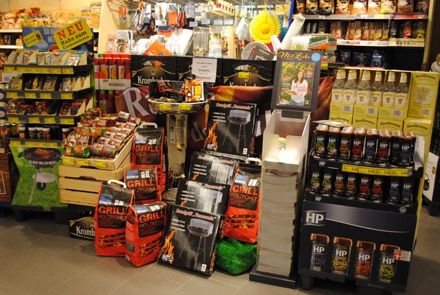 Auch Grill-Zubehör ist bei Edeka Tiedemann in großer Auswahl erhältlich