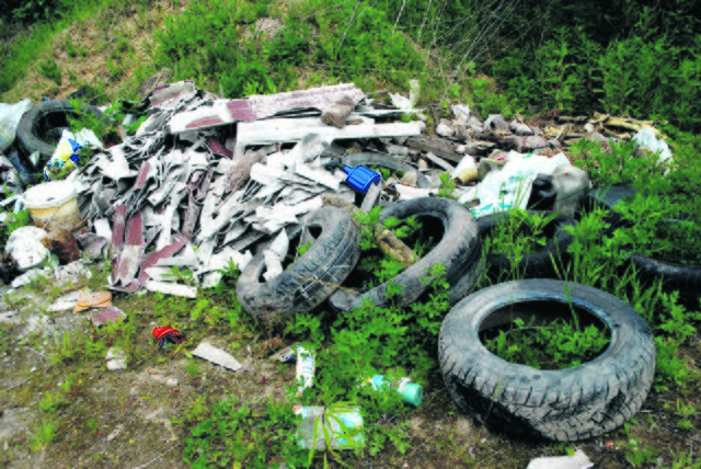 Möglicherweise sind diese Dachplatten  an der A26-Abfahrt in Dollern asbestverseucht. Die illegale Entsorgung von gefährlichen Stoffen ist kein Kavaliersdelikt, sondern eine Straftat