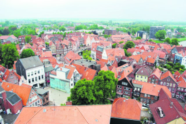 Was für ein Blick über die Dächer Stades: Bei klarer Sicht kann man bis Hamburg gucken