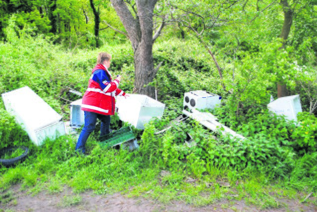 Unglaublich! Da hat doch jemand eine komplette Küche mit Herd und Kühlschrank am Fredenbecker Weg in Stade entsorgt. Der Verursacher ist unbekannt. Sollte er erwischt werden, muss er eine Ordnungsstrafe von ungefähr 250 Euro zahlen