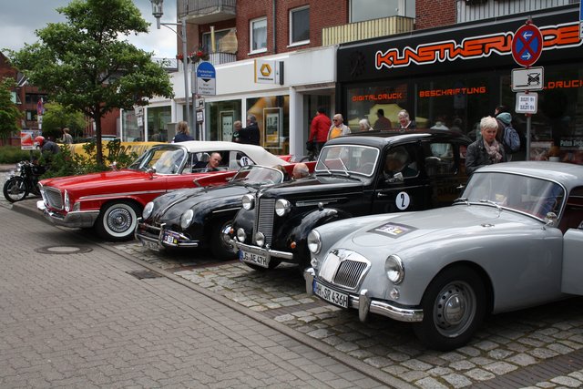 Die alten Wagen sind echte Hingucker, nicht nur Autofans zeigten sich begeistert