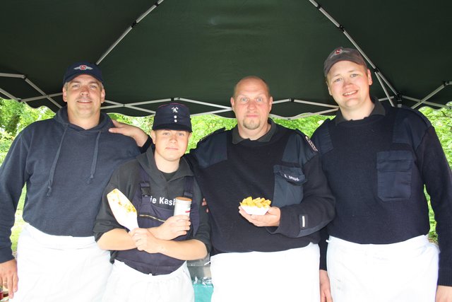 Ihre Pommes waren der Renner (v. li.): Thomas Staacke, Niklas Grams, Sven Grahl und Clemens Cohrs von der Freiwilligen Feuerwehr Ramelsloh