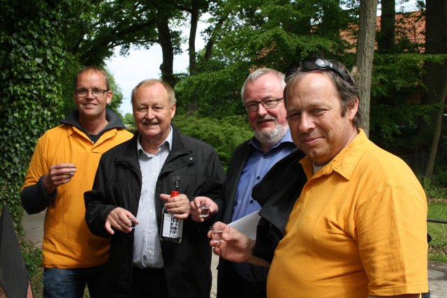 Ein Ansgarschnaps auf Kosten von Ortsbürgermeister Rolf Masloch (2. v. li.) ließen sich (v. li.) Hans-Dieter Peters, Otto Cordes und Mathias Mollenhauer schmecken