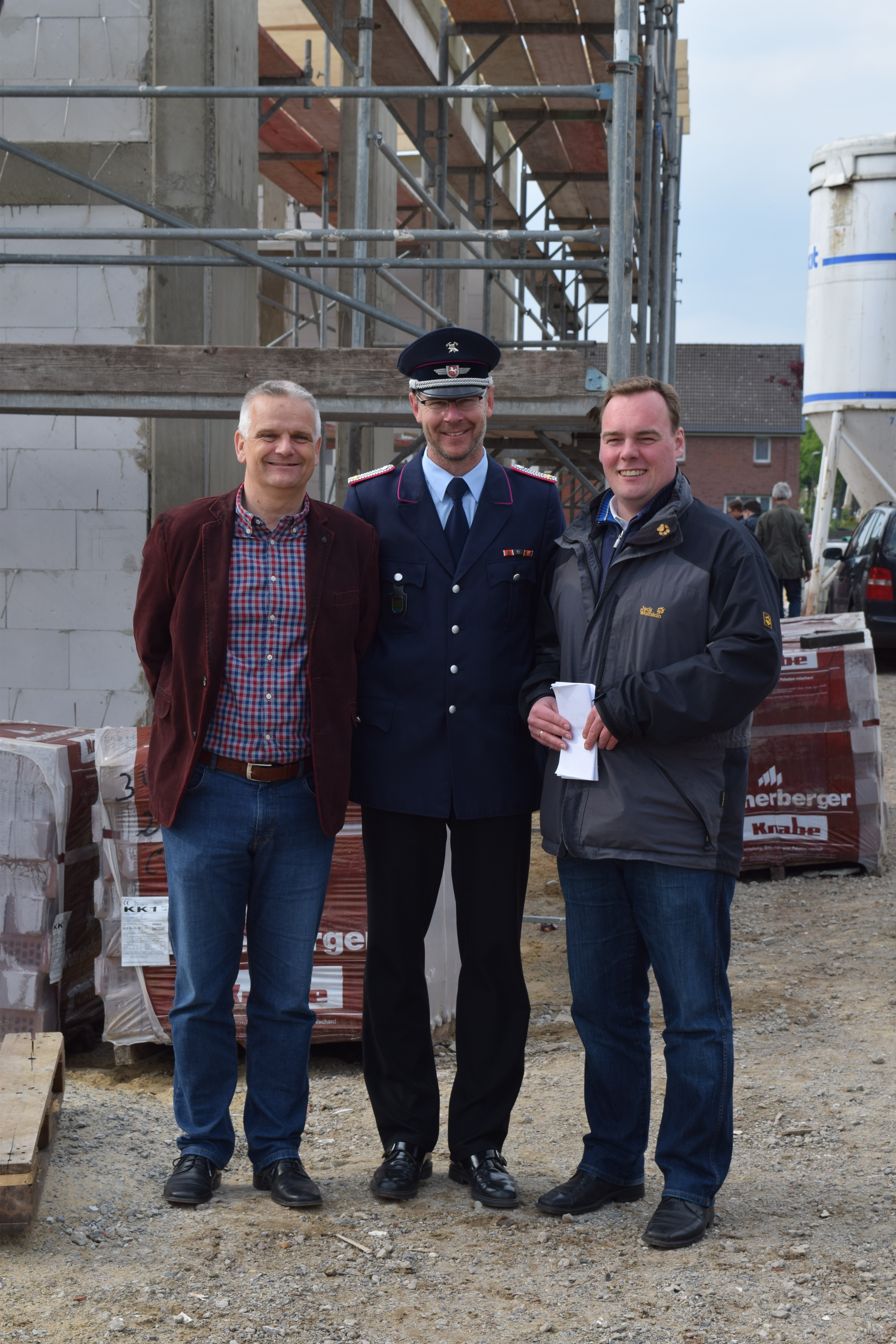 Freuen sich über den Fortschritt des Feuwehr-Neubaus: Henning Reinhard, Ortsbrandmeister Uwe Ehlers und André Wiese (v. li.)