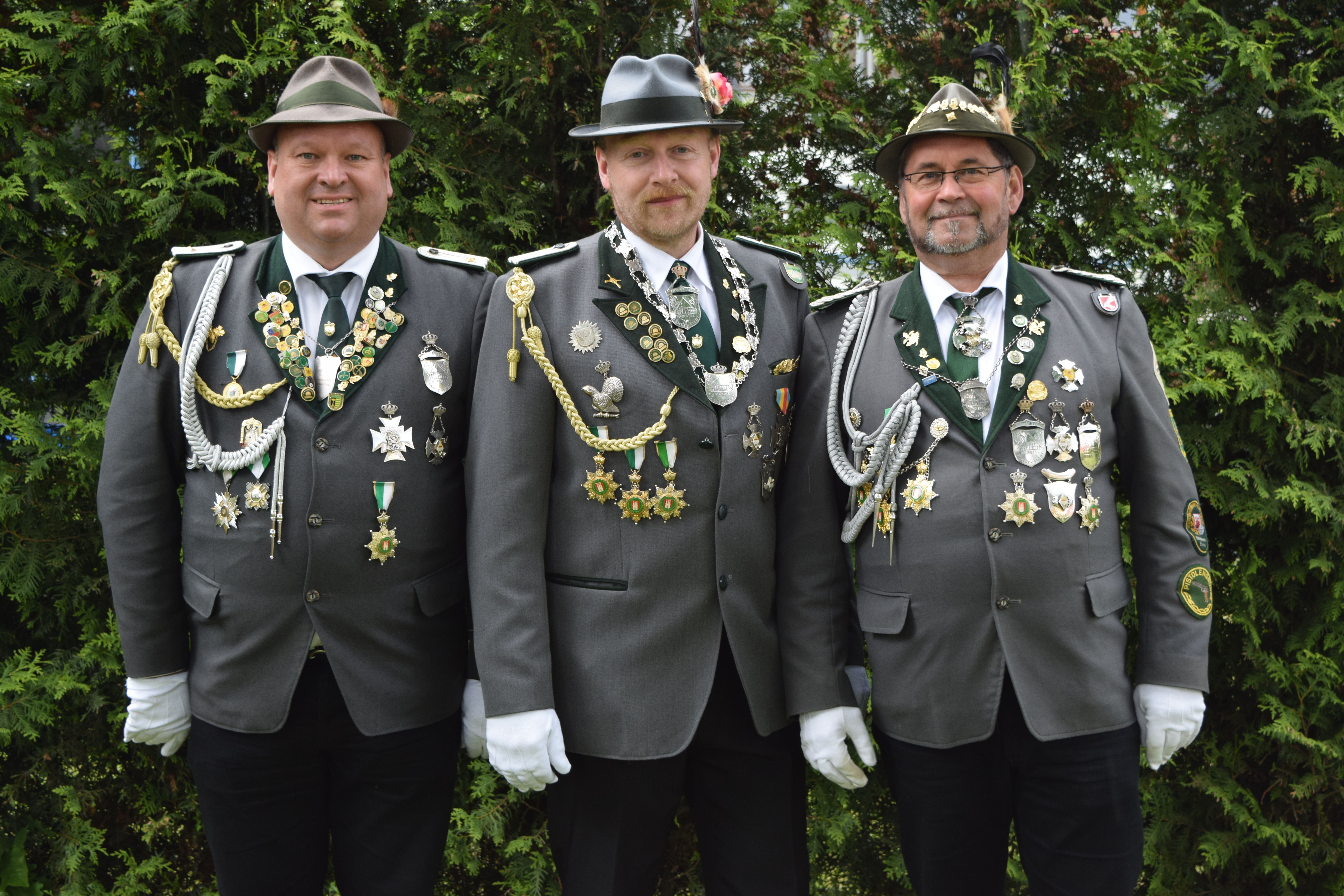 Neuer König in Borstel: Dirk Vater (mi.) mit seinen Adjutanten Thorsten Harms (li.) und Uwe Kasteinke-Nowack