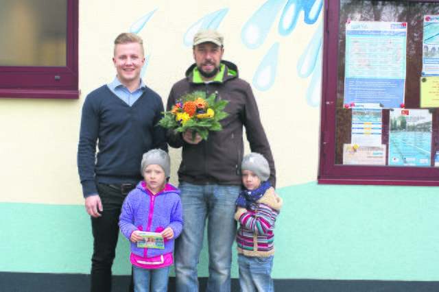 Matti Neumann (li.) gratuliert Jan Neumann mit seinen Töchtern Lea (re.) und Mia