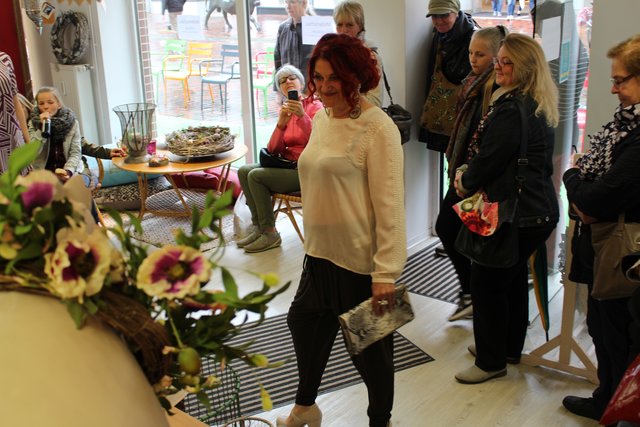 Model Bärbel Technau in einem trendig-transparenten Outfit