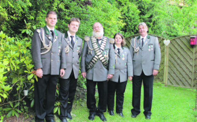 Für die Königscrew geht ein ereignisreiches Jahr zu Ende (v. li.): Florian Meyer, Christian Piechotka, König Jürgen Meyer, Nina Meyer und Peter Claußen | Foto: Schützenverein Jesteburg