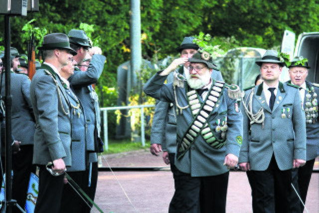 Schützenkönig Jürgen Meyer schreitet nach der Proklamation die Front ab