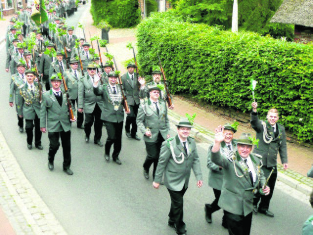 Die festlichen Umzüge durch den Ort  gehören zu den Höhepunkten des Schützenfests | Foto: Schützenverein Jesteburg