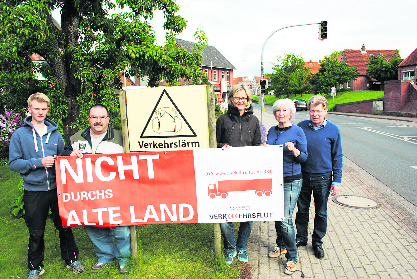 Die Menschen im Alten Land, wie hier in Mittelnkirchen, geben nicht auf, ihren Unmut kundzutun