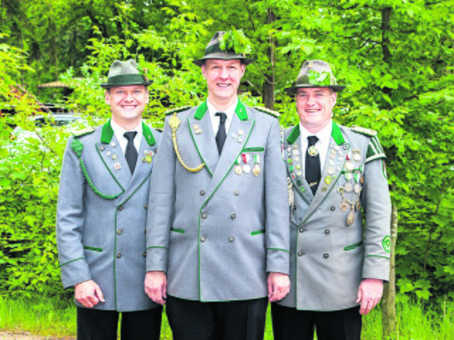 Lenken die Geschicke des Jesteburger Schützenvereins (v. li.): Schriftführer Norbert Viedt, Präsident Torsten Lange und Vize Sven Hatesuer | Foto: Schützenverein Jesteburg