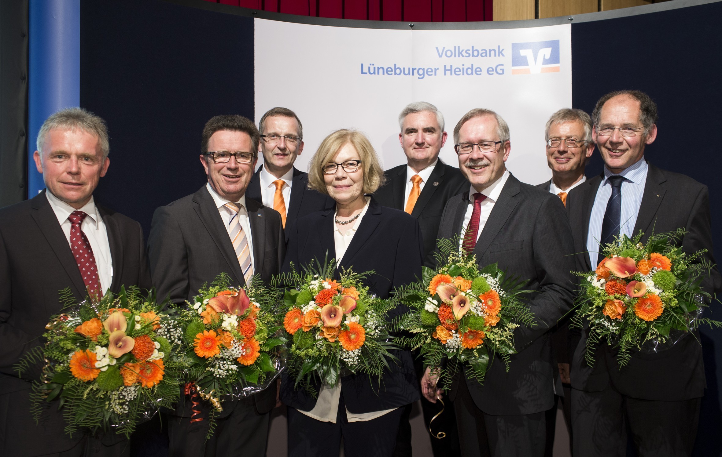 Der Vorstand der Volksbank Lüneburger Heide - (hinten, v. li.) Gerd-Ulrich Cohrs, Heiko Ernst und Cord Hasselmann - mit den wiedergewählten Aufsichtsratsmitgliedern (vorn, v. li.) Uwe Meyer, Heinz Röhrs, Ute Schwanitz, Dr. Dieter Herzog und Günter Rühe