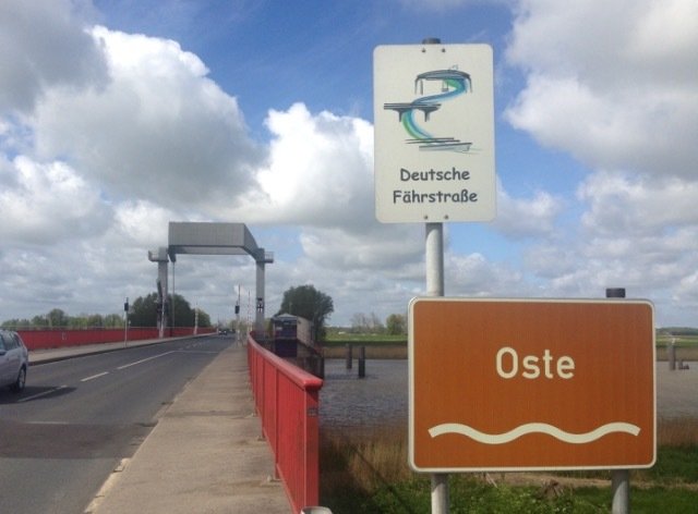 Die Ostebrücke zwischen Geversdorf und Nordkehdingen wird in den kommenden Ferien für Sanierungsarbeiten gesperrt. Autos und Radfahrer können nicht passieren, Boote und flache Schiffe nur bei Niedrigwasser