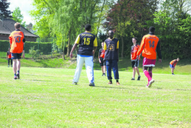 Beim Fußballspiel traten 30 Schüler und acht Asylanten in gemischten Teams gegeneinander an | Foto: Geestlandschule