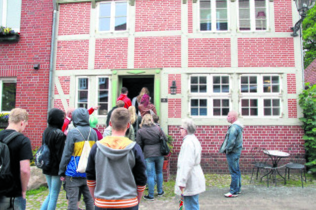 "Hereinspaziert": offene Tür für eine Schulklasse aus Mecklenburg-Vorpommern | Foto: tp