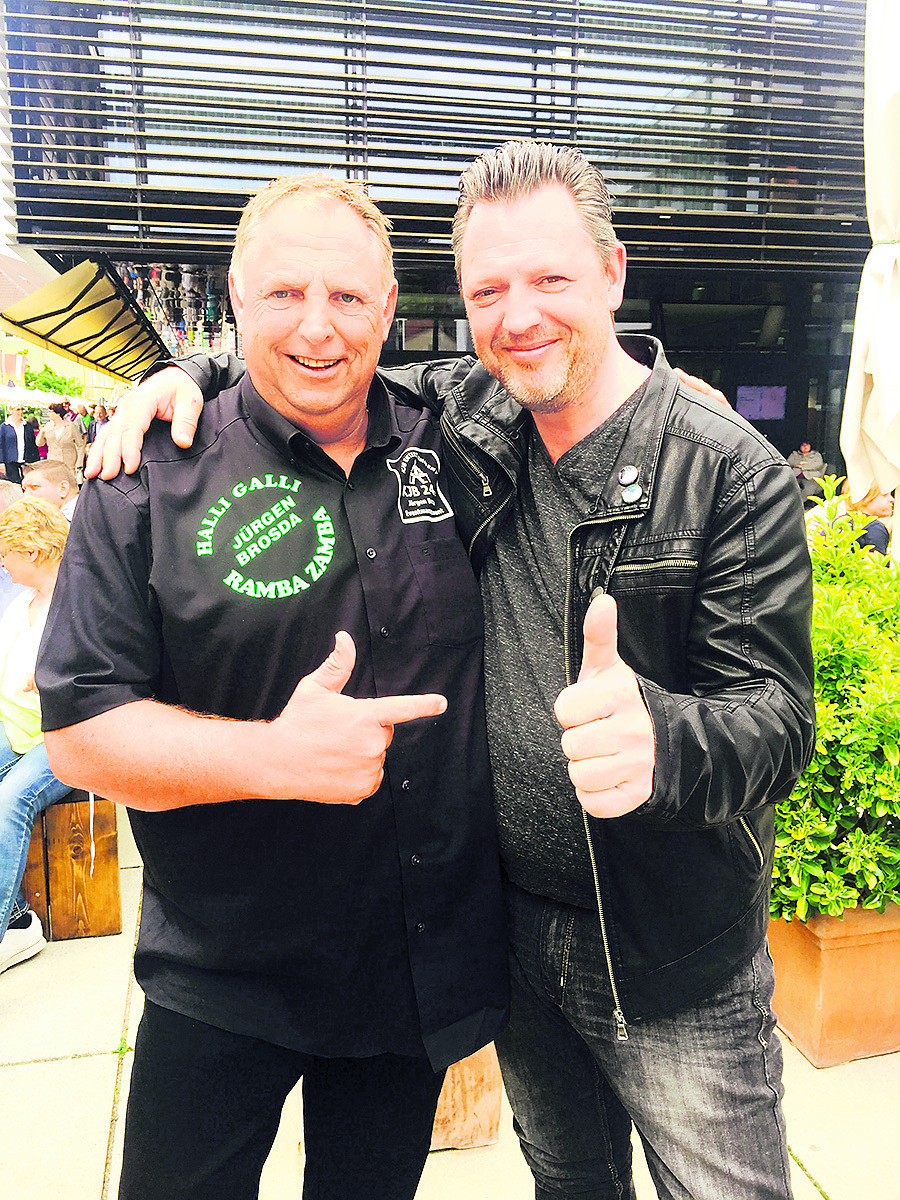 Alexander Pfeil (re.) hat den neuen Song von Jürgen Brosda komponiert. Die Männer sind sich einig: „Das wird ein Hit!“