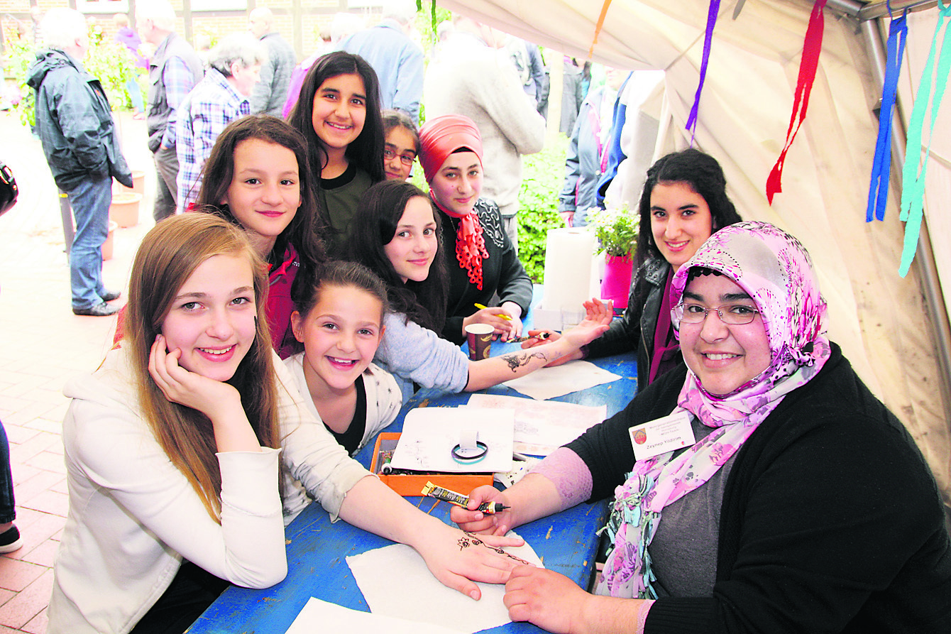 Sie hatten viel Spaß: Die Kinder und Jugendlichen kamen beim Jubiläumsfest am Horneburger Burgmannshof nicht zu kurz. Besonders beliebt waren die Henna-Tattoos, mit denen Zeynep Yildirim und Elif Ayacek (v.re.) Arme und Hände verzierten.