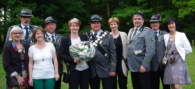 Der König mit seinen Adjutanten-Paaren (v. li.): Katrin und Karsten Meyrose, Bianca und Hinrich Schröder, Sandra und Oliver Wiechmann, Tatjana und Volker Borowi sowie Peter und Corinna Wischhof