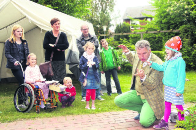 Zauberer Hokus (2.v.re.) begeistert seine kleinen und großen Zuschauer