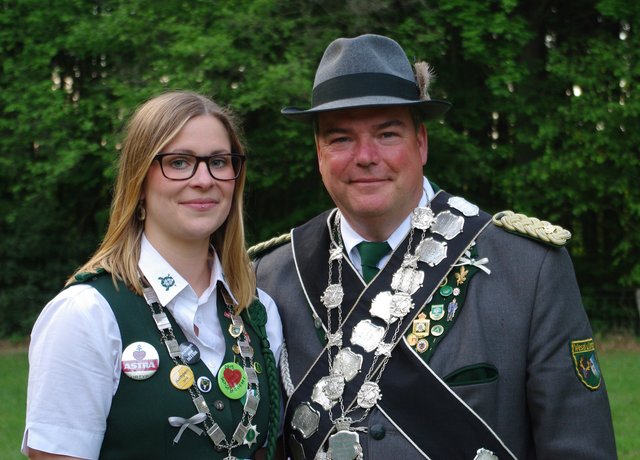 Jungschützenkönigin Nadine Wischhof mit König Oliver Wiechmann