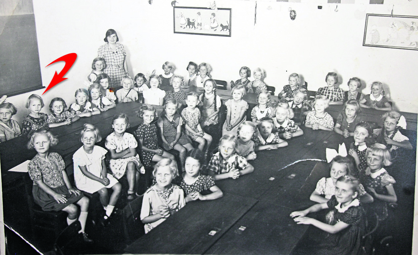 Dieses Klassenfoto von 1939 ist das einzige Bild, das Lieselotte Lamprecht (roter Pfeil) von sich als Kind hat