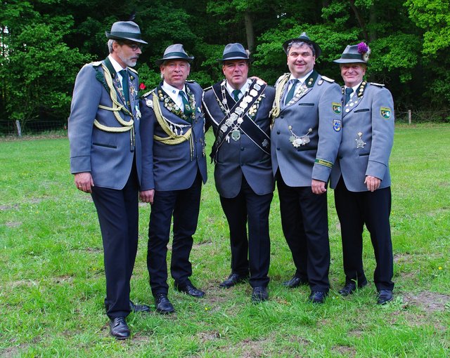 Der König mit seinen Adjutanten (v. li.): Karsten Meyrose, Hinrich Schröder, Oliver Wiechmann, Volker Borowi und Peter Wischhof