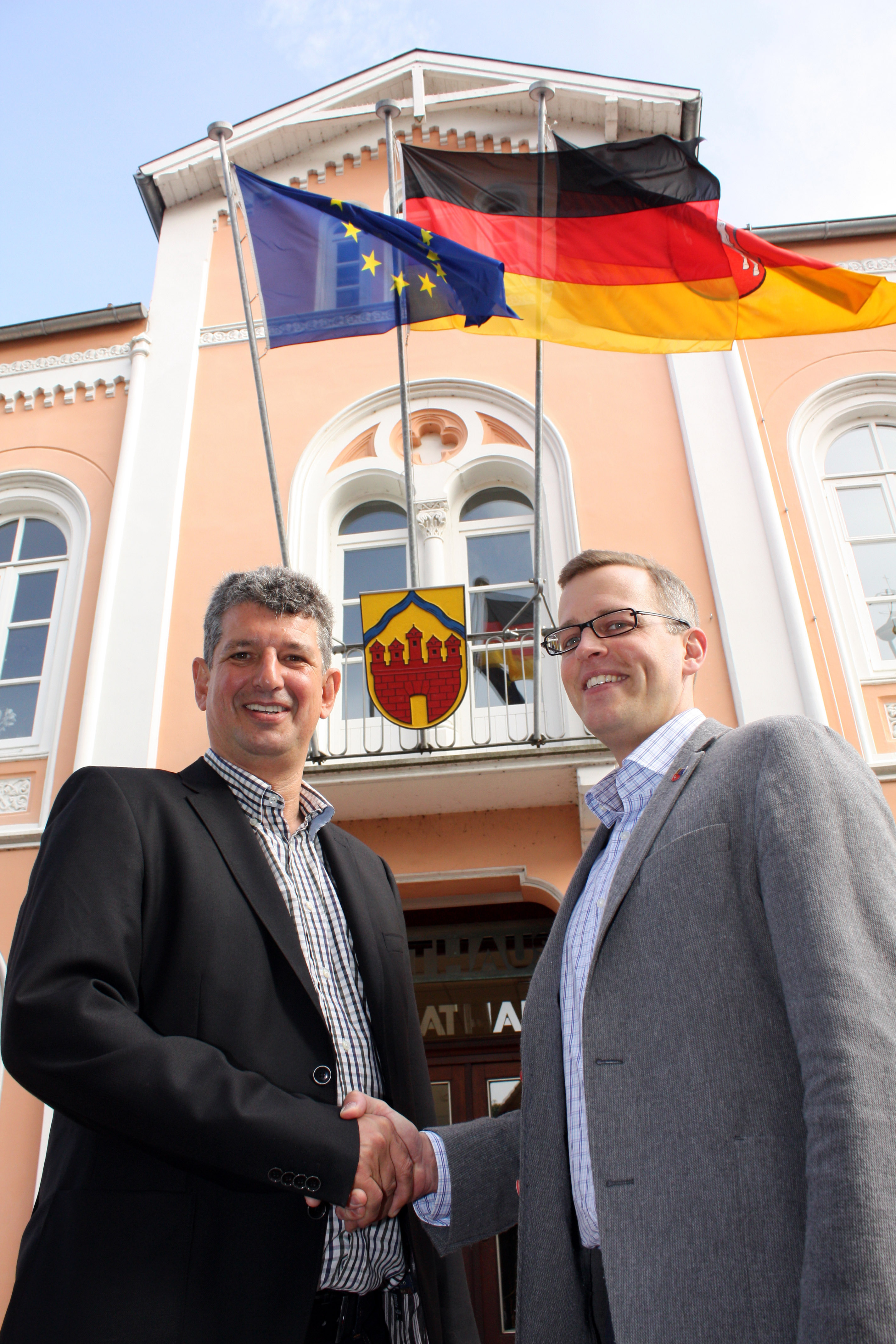 Begrüßung vor dem Rathaus: Matthias Herwede wünscht seinem neuen Stellvertreter Knut Willenbockel viel Erfolg