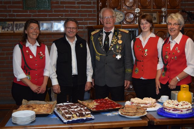 Reichhaltiges Kuchenbuffet und mehr: Petra Wollmer, Hittfelds Schützenkönig Ralf Ostermann, Claus-Peter Krüger, Saskia Lauch und Margrit Peters erwarteten ihre Gäste mit vielen Köstlichkeiten