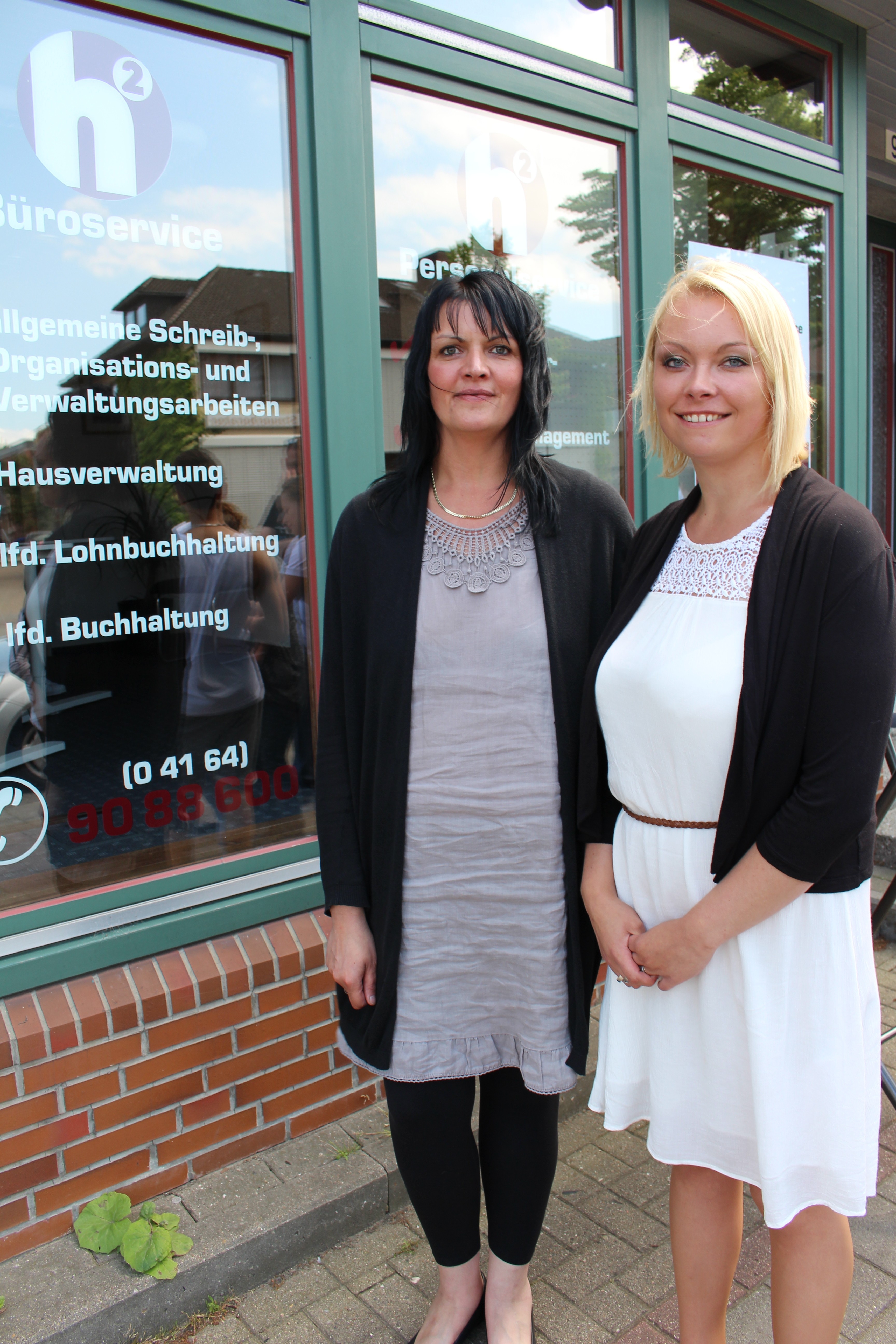 Profis rund um Büro- und Schreibtätigkeiten: Anja (li.) und Julia Hübsch vor ihrem neuen Büro in Harsefeld