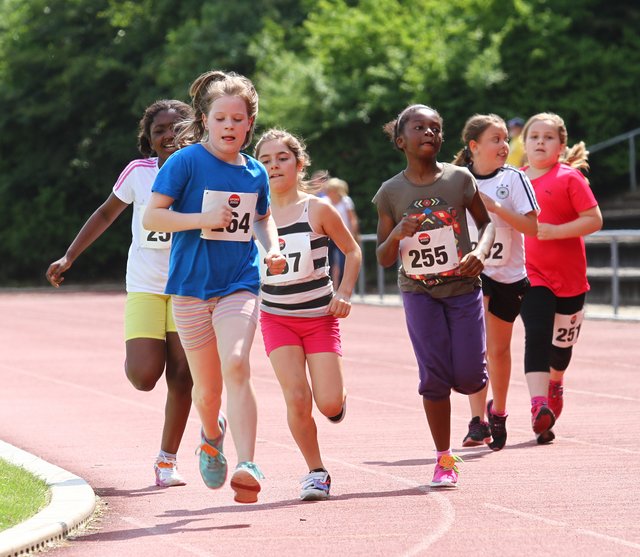 Auch bei den Kinderläufer über 600 Meter rund um den Hittfelder Sportplatz gab es spannende Laufduelle zu sehen