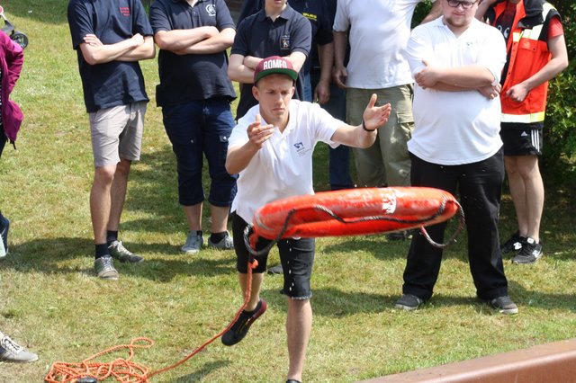 Ein Teammitglied des Außenbezirks Stade beim Rettungsring-Werfen | Foto: Wasser- und Schifffahrtsamt Hamburg